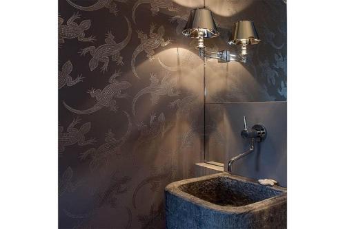 LITZKOW 16302 في Archsum: حمام مع حوض استحمام وجدار مع ورق حائط تنين