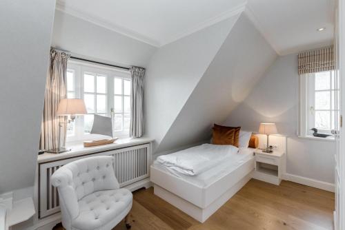 Camera bianca con letto e sedia di LITZKOW 12601 a Morsum