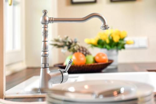 un lavandino con rubinetto e un cesto di frutta di LITZKOW 14204 a Morsum