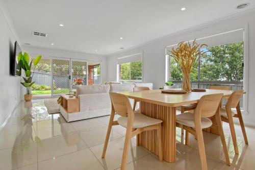 Posezení v ubytování Mountain Vista Retreat - Comfort Meets Style