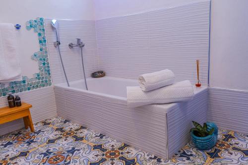 a bathroom with a white tub and a shower at Ocampo Catamarca in San Fernando del Valle de Catamarca