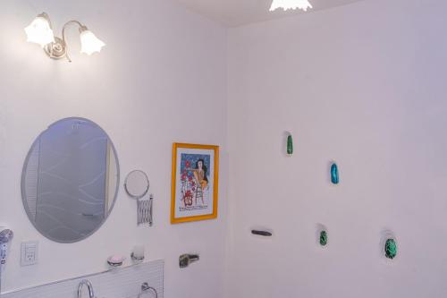 a bathroom with a mirror and a sink at Ocampo Catamarca in San Fernando del Valle de Catamarca