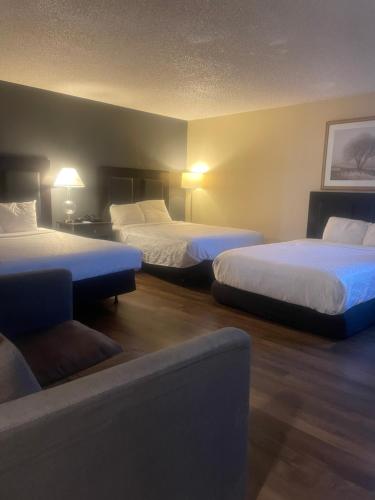 Ένα ή περισσότερα κρεβάτια σε δωμάτιο στο Sutter Inn