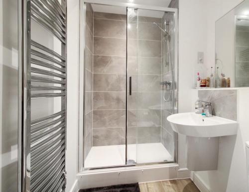Ένα μπάνιο στο Modern Flat, Perfect Long Term Stay with FREE PARKING - High Speed to Kingscross & Stratford - FREE WIFI & DISNEY