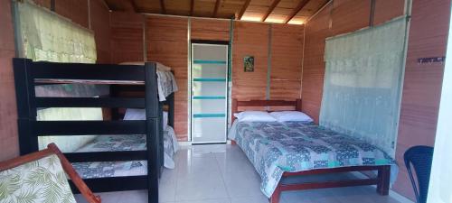 Una cama o camas en una habitación de Cabaña Los Sombrios