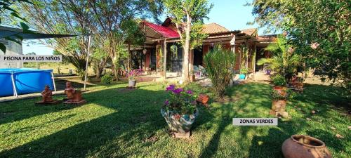 Un jardín fuera de Cabaña Los Sombrios