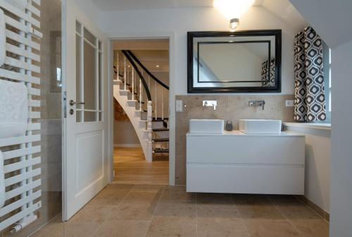 un bagno con lavandino e specchio di LITZKOW 16103 ad Archsum