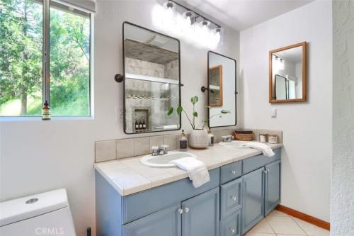 Et badeværelse på Lake View Cabin Private Dock Free Night Special