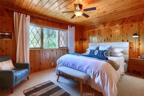 En eller flere senge i et værelse på Lake View Cabin Private Dock Free Night Special