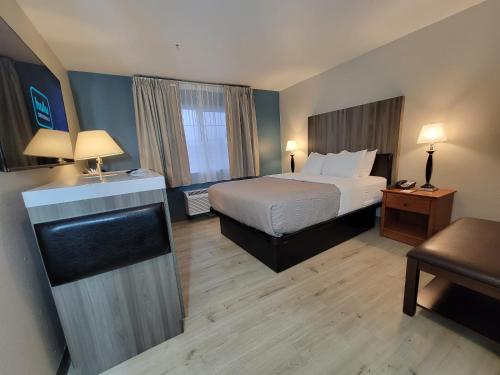 Postel nebo postele na pokoji v ubytování Quality Inn Port Orchard