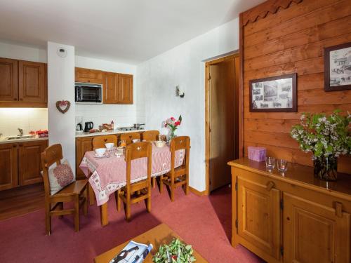 une cuisine et une salle à manger avec une table et des chaises dans l'établissement Chalet-style apartment, à Valfréjus