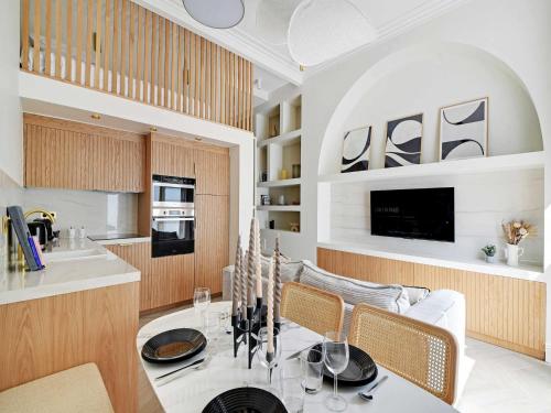 une cuisine et un salon avec une table et des chaises dans l'établissement Sublim Apartement Center of Paris Montmartre, à Paris