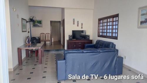 TV a/nebo společenská místnost v ubytování Casa no módulo 3 da Riviera de São Lourenço com churrasqueira e piscina privativas, 300m da praia