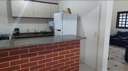 Kuchyň nebo kuchyňský kout v ubytování Casa no módulo 3 da Riviera de São Lourenço com churrasqueira e piscina privativas, 300m da praia