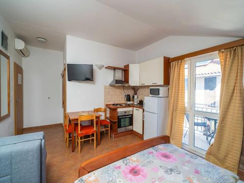 Apartments Senjo - Studio Apartment with Balcony and Garden View Apartman 5