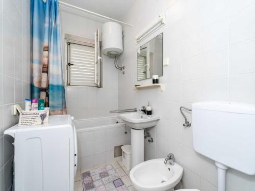 Apartment Marisol - One Bedroom Apartment with Balcony and Sea View