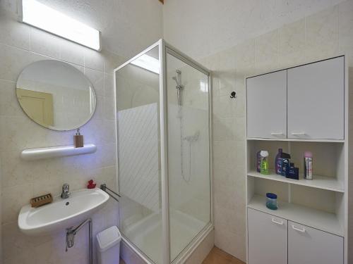 une salle de bain avec douche et lavabo dans l'établissement Holiday Home in France with Private Terrace, à Mauroux