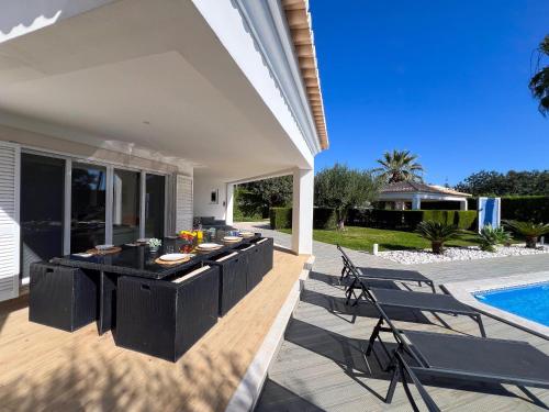 Beautiful 4-Bedroom Villa with Garden and Pool