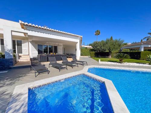 Beautiful 4-Bedroom Villa with Garden and Pool