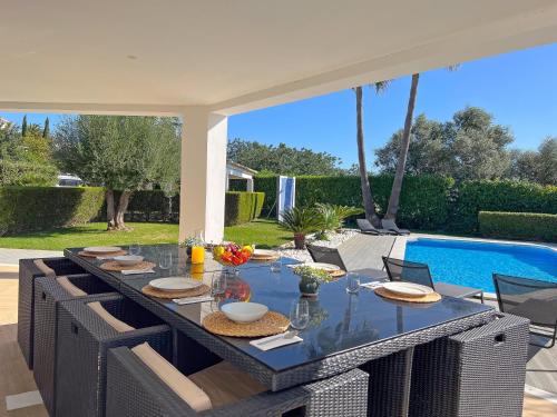 Beautiful 4-Bedroom Villa with Garden and Pool