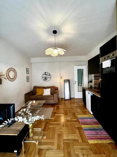 un salon avec un canapé et une table dans l'établissement Modern apartment with balcony and AC walk to tramway near center, à Nice