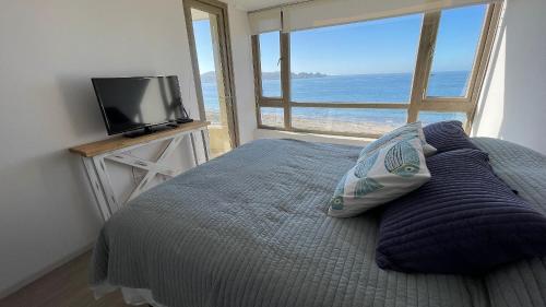 Postel nebo postele na pokoji v ubytování Brisamar tu oasis frente al mar