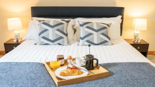 Postel nebo postele na pokoji v ubytování Queen Anne's Home