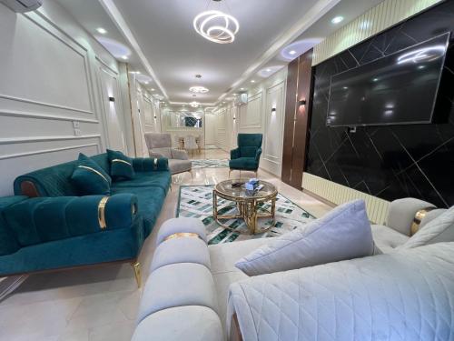 Stylish Super Deluxe 4BR apartment, 10 min to pyramids