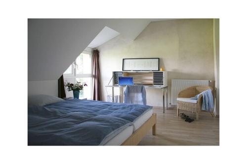 une chambre avec un lit, un bureau et une chaise dans l'établissement in La Fontenelle, Cuisery, à Cuisery