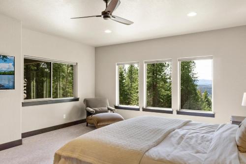 コー・ダレーンにあるOverlooking Lake View with 3 BR Game Room for 12 guestsのベッドルーム1室(ベッド1台、椅子、窓付)