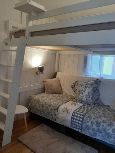 - une chambre avec des lits superposés dans l'établissement Apartment Renovated Cosy 6 pers, à Les Deux Alpes