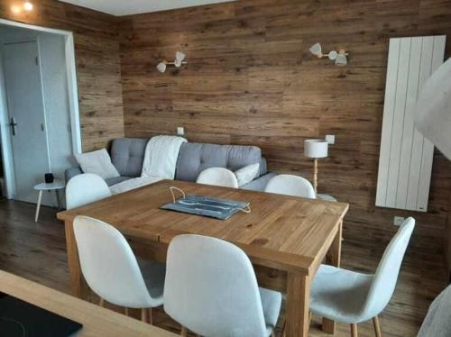 un salon avec une table et un canapé dans l'établissement Apartment Renovated Cosy 6 pers, à Les Deux Alpes