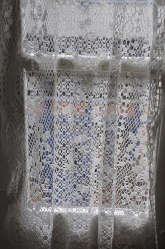 - la fermeture d'un rideau de dentelle blanc avec une fenêtre dans l'établissement Les Charmilles, à Saint-Jean-de-Losne