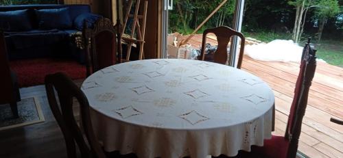 une table avec un chiffon de table blanc dans l'établissement RioBlanco Lemu Leufu 1, à Hornopirén