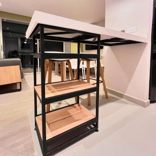 a black bunk bed with a table and chairs at Estrena! Apartamento con piscina a 10 min de Girardot in Flandes