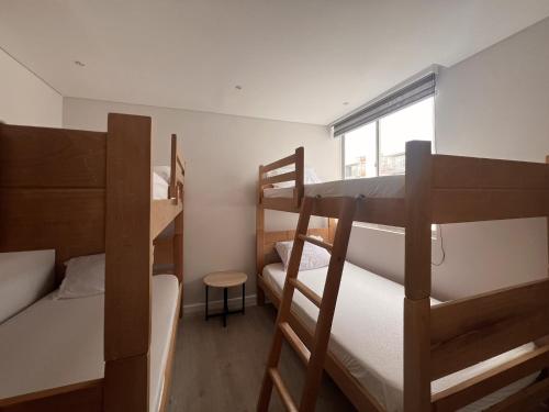 a small room with two bunk beds and a window at Estrena! Apartamento con piscina a 10 min de Girardot in Flandes