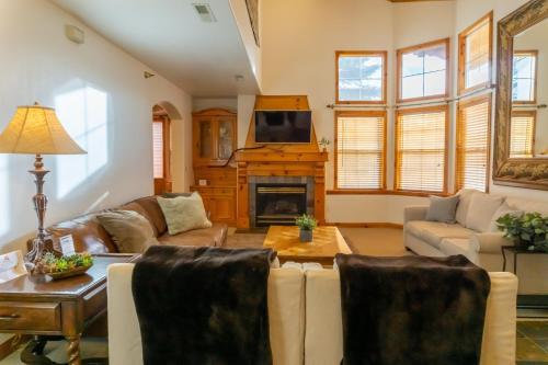 un soggiorno con divano e camino di Family Vacation-Heated In Out Pool, Tubing & Ice Skating 719 townhouse a Midway