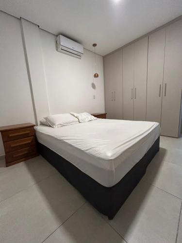 a bedroom with a large bed in a room at Apto frente praia Gonzaguinha in São Vicente