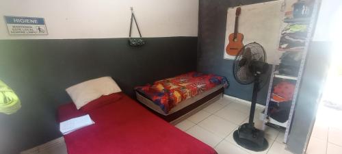 アナニンデウアにあるResidencial New Ville 2のベッド1台とファン付きの小さな客室です。