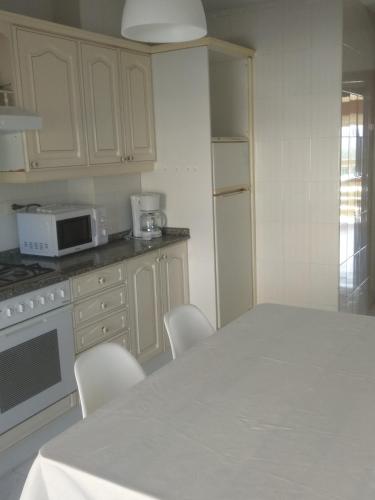 Η κουζίνα ή μικρή κουζίνα στο Apartamento luminoso con vistas a la ría