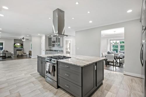 Η κουζίνα ή μικρή κουζίνα στο The Ultimate Luxury Home with Jacuzzi & Garage