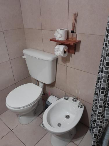 a bathroom with a toilet and a sink at Los Paraísos Oro Verde in Oro Verde