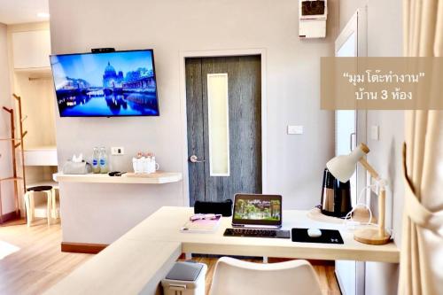 a room with a desk with a laptop on it at สวนเพื่อคุณ รีสอร์ทแอนด์แคมป์ปิ้ง in Ban Don Wan