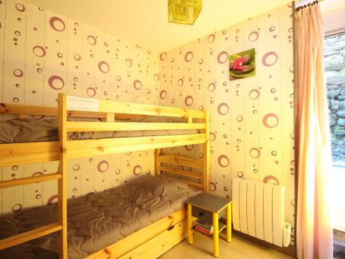 sypialnia z 2 łóżkami piętrowymi w pokoju ze ścianą w obiekcie F3 avec Wifi à 150m du centre et thermes du Mont-Dore - 5 couchages - FR-1-415-143 w mieście Mont-Dore