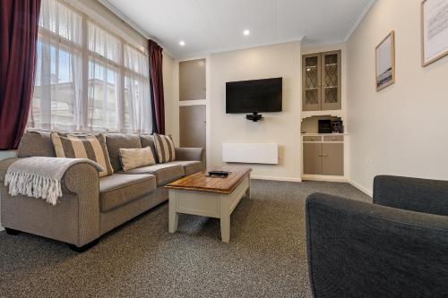 Televiisor ja/või meelelahutuskeskus majutusasutuses Tower Lodge Motel