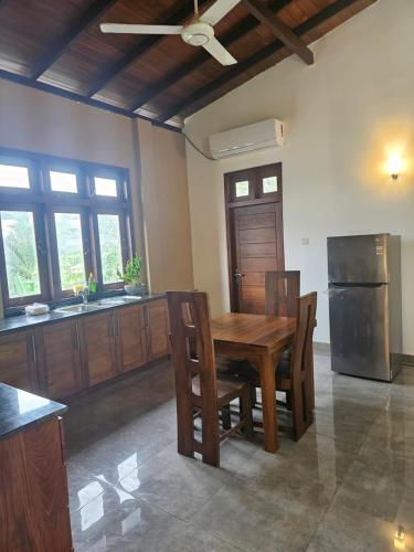 Φωτογραφία από το άλμπουμ του Lakeview Serenity with Modern Interior and Facilities σε Talangama South