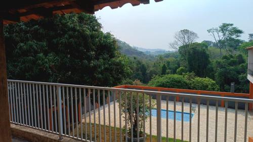 Nespecifikovaný výhled na hory nebo výhled na hory při pohledu z prázdninového domu