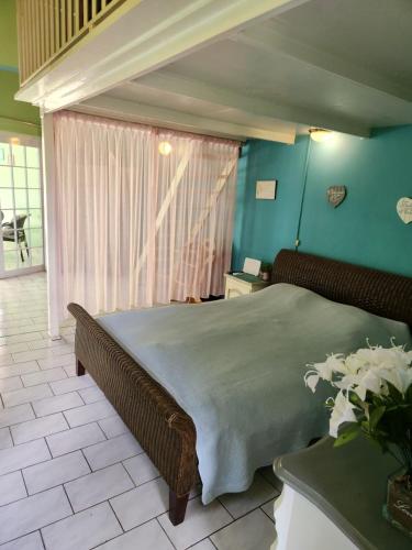 ein Schlafzimmer mit einem großen Bett vor einem Fenster in der Unterkunft Droomstudio seru coral 32 in Willemstad