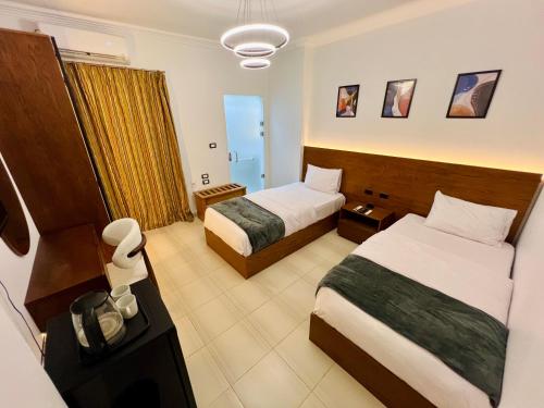 Silver Pyramids View Inn