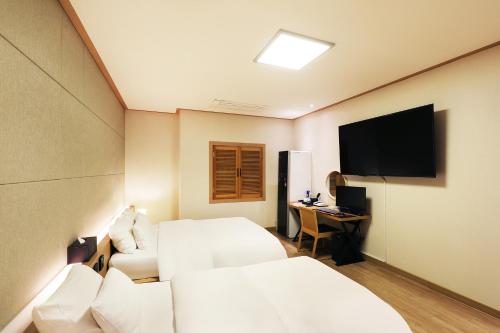 Televisyen dan/atau pusat hiburan di BOLTON Hotel